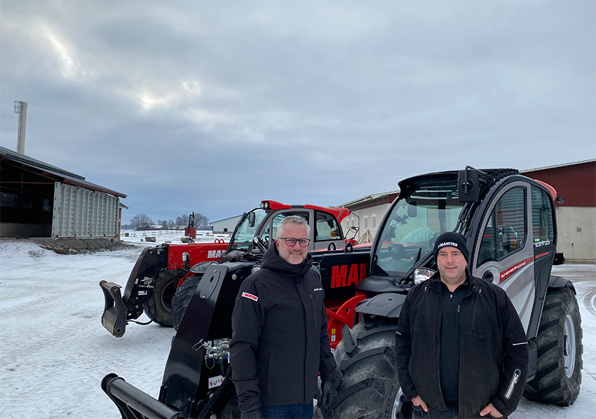 Anders Ljungström med sin nya Manitou MLT 841-145 PS+ och sin gamla MLT 840 i bakgrunden tillsammans med Johan Bawelin som arbetar som säljare mot lantbruket hos Scantruck AB.