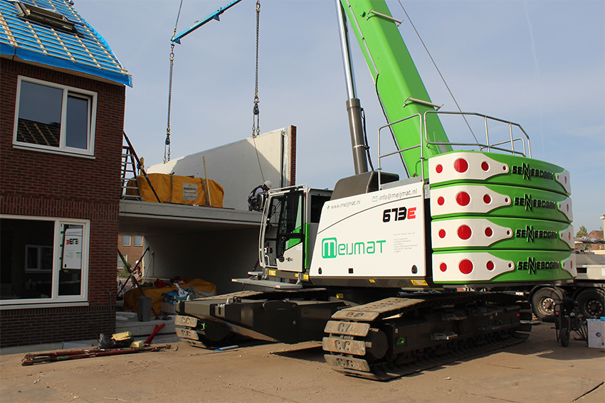 Pålitlig och stark partner för klimatneutralt konstruktion: 673 E till att lyfta tunga prefabricerade betongelement.