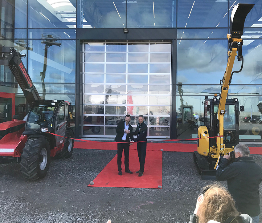 Scantrucks Business Manager Sweden Anker B. Lemvig (till vänster) och Kjell Forsén, försäljningschef Söderberg & Haak Stockholm, klipper tillsammans det röda sidenbandet. 