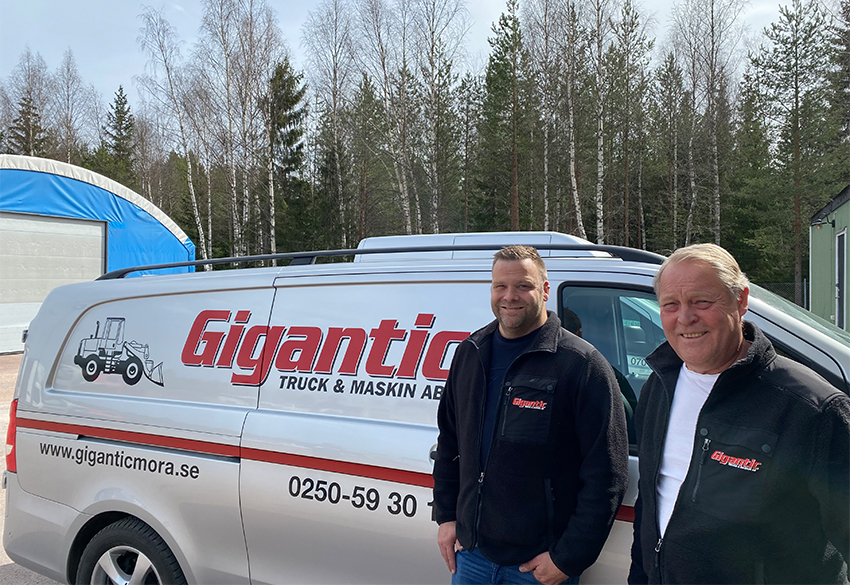 Ägaren av Gigantic Truck & Maskin AB i Mora Hasse funk (t.h i bild) samt Mikael Fridlund som arbetar som sälj och marknadsansvarig framför en av företagets fyra servicebussar.