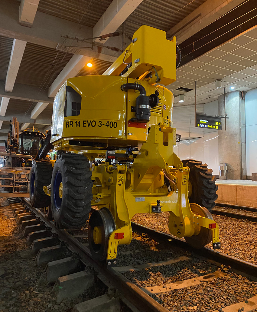 Bomliften från Scantruck AB kommer komplett i järnvägsutförande direkt från fabriken, vilket gör det enklare att erhålla alla intyg som krävs. Ofta klarar den att lösa samma uppgifter som betydligt dyrare maskiner.