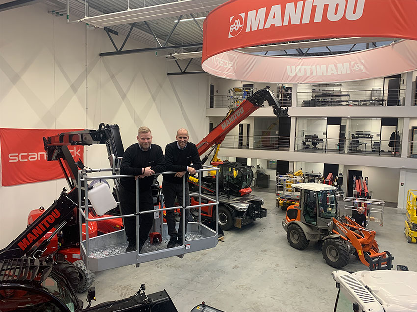 Här står David Trygg och Mattias Sundström i en lift från Manitou. De kan lösa maskiner som lyfter från ett ton till 300 ton för både inomhusbruk och utomhusbruk. Kan ni inte bestämma er så finns det gott om hybridmaskiner också.